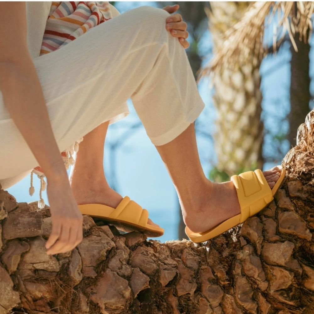 OluKai NEW Sunbeam Slides